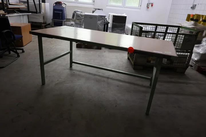 1 x Arbeitstisch Maße: 200 x 83 x 85 cm
